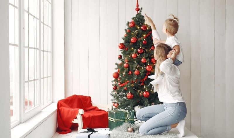 5 Reasons to Choose an Unlit Artificial Christmas Tree for Your Holiday Decorating