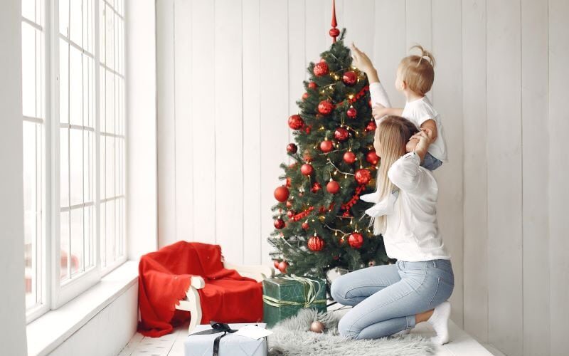 5 Reasons to Choose an Unlit Artificial Christmas Tree for Your Holiday Decorating